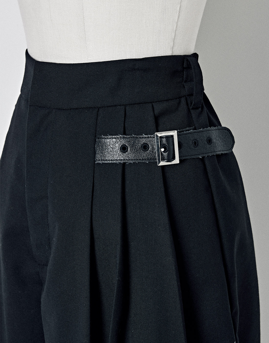 Leather-like belt half pants〈UNISEX〉